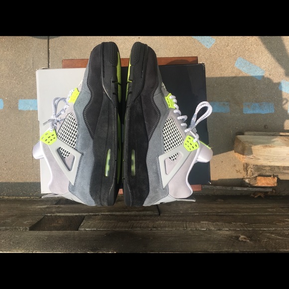 Jordan 4 SE size 10 - Picture 4 of 6